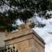 Sulla cima di questultime troviamo due graziose sculture raffiguranti degli elefanti: si tratta dellingresso dellantica Villa Re David